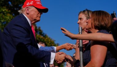 Donald Trump schüttelt die Hände von Zuschauern am Unabhängigkeitstag.