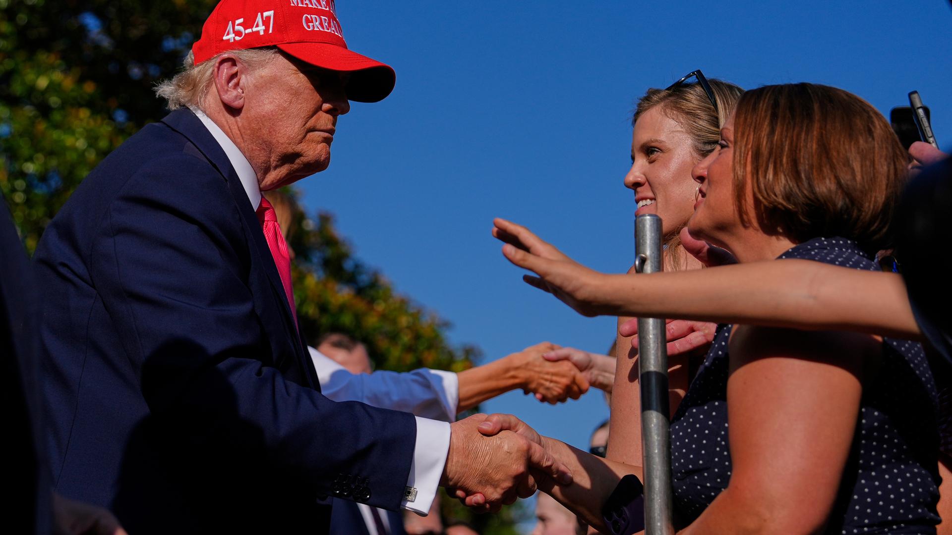 Donald Trump schüttelt die Hände von Zuschauern am Unabhängigkeitstag.