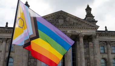 Berlin: Protest nach Klöckner-Entscheidung – Aktivisten hissen Pride-Flagge vor dem Bundestag