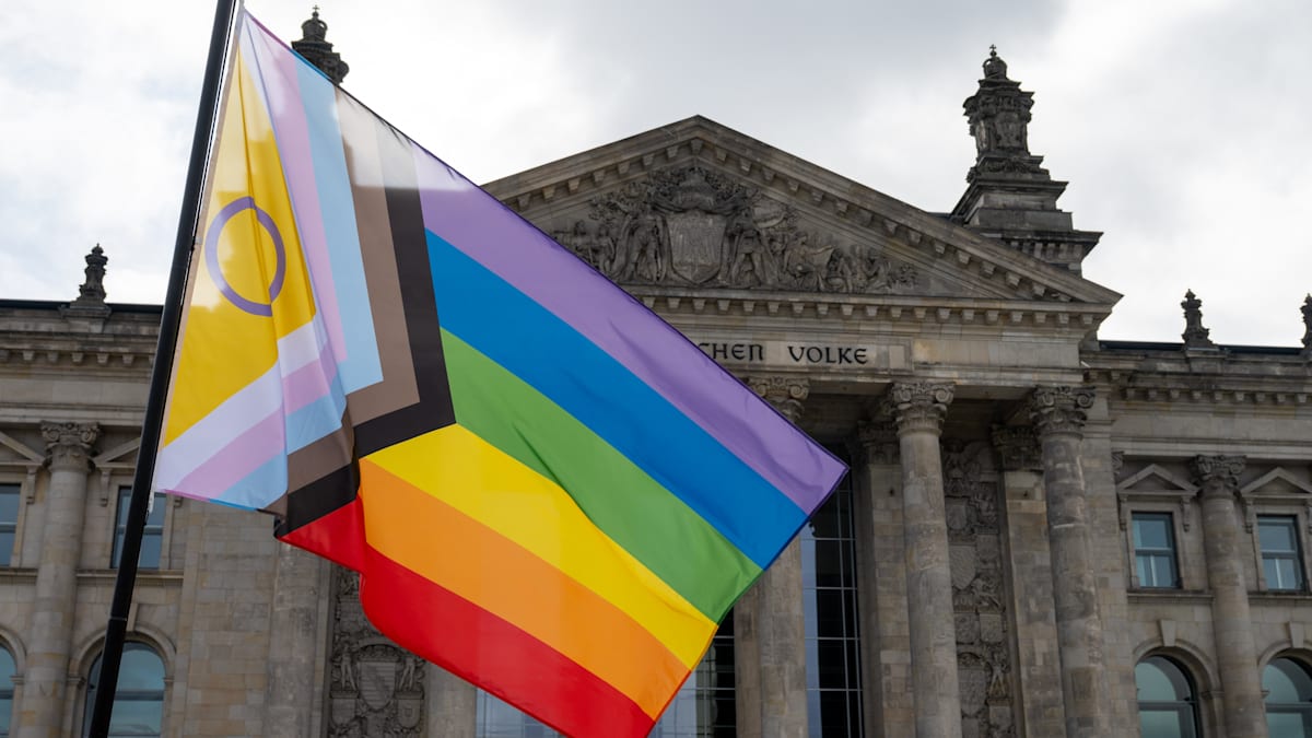 Berlin: Protest nach Klöckner-Entscheidung – Aktivisten hissen Pride-Flagge vor dem Bundestag