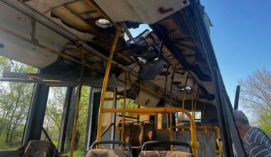 Auf diesem vom ukrainischen Rettungsdienst zur Verfügung gestellten Foto ist ein beschädigter Bus in der Region Dnipropetrowsk zu sehen.