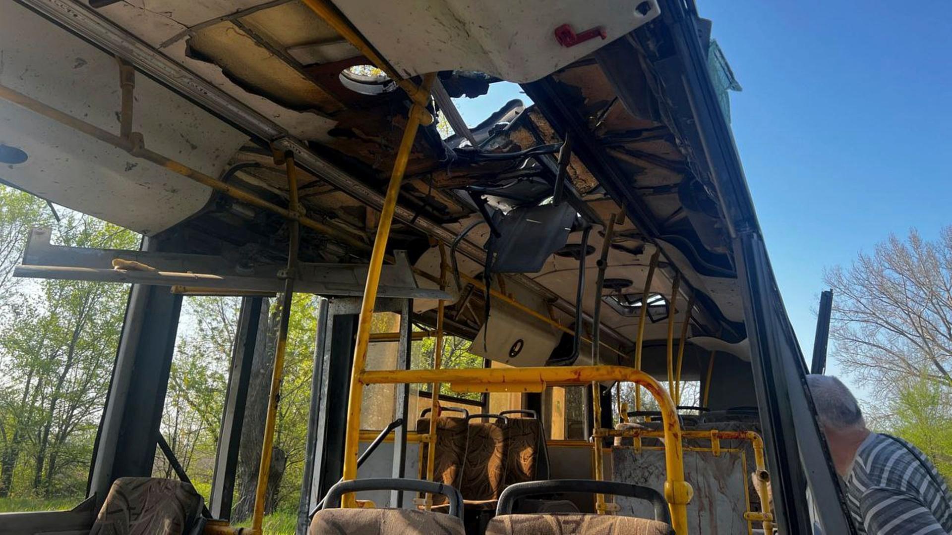 Auf diesem vom ukrainischen Rettungsdienst zur Verfügung gestellten Foto ist ein beschädigter Bus in der Region Dnipropetrowsk zu sehen.
