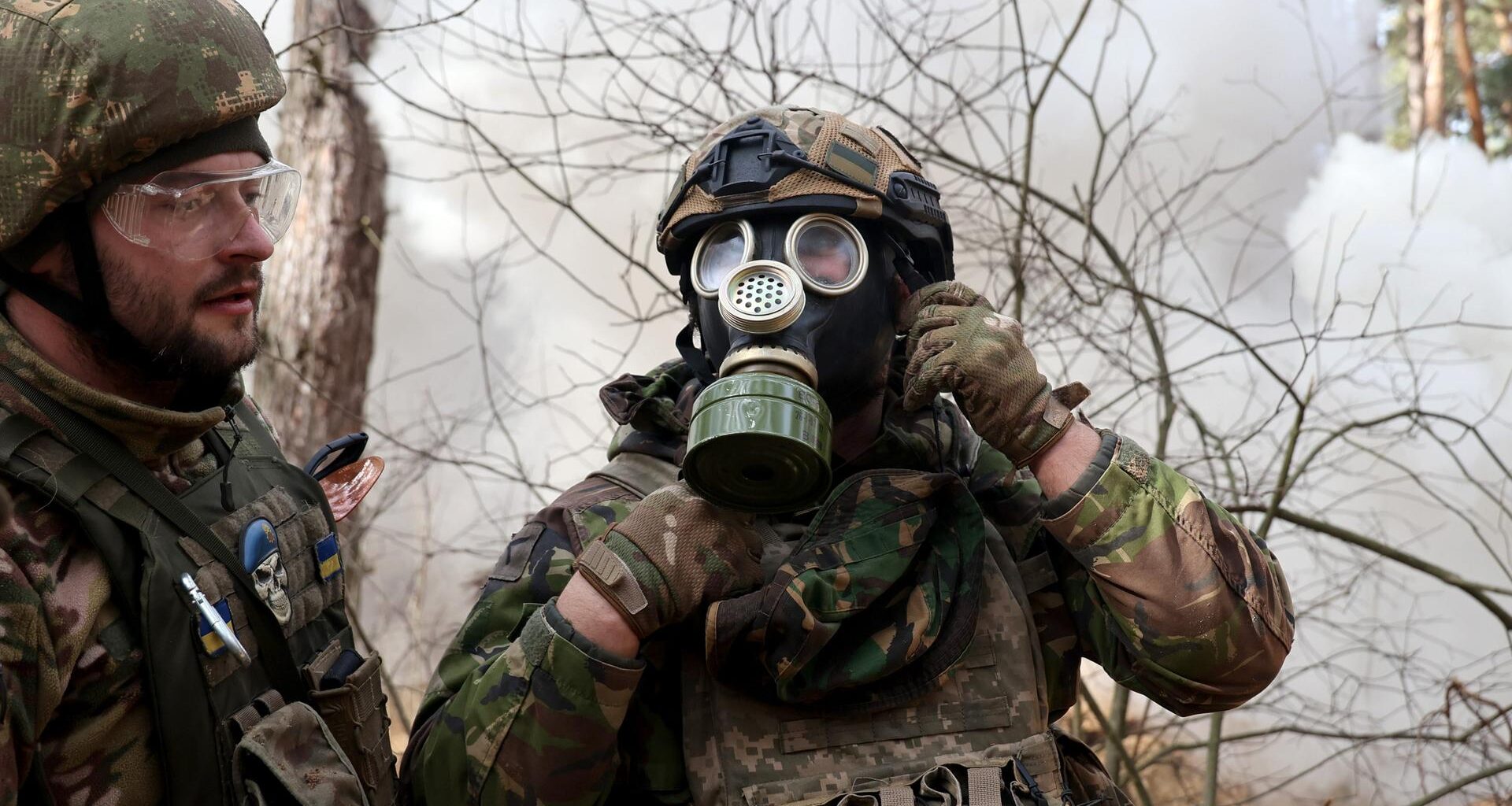 Ukrainische Soldaten in der Region Charkiw, ausgerüstet mit Gasmasken