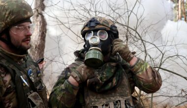 Ukrainische Soldaten in der Region Charkiw, ausgerüstet mit Gasmasken