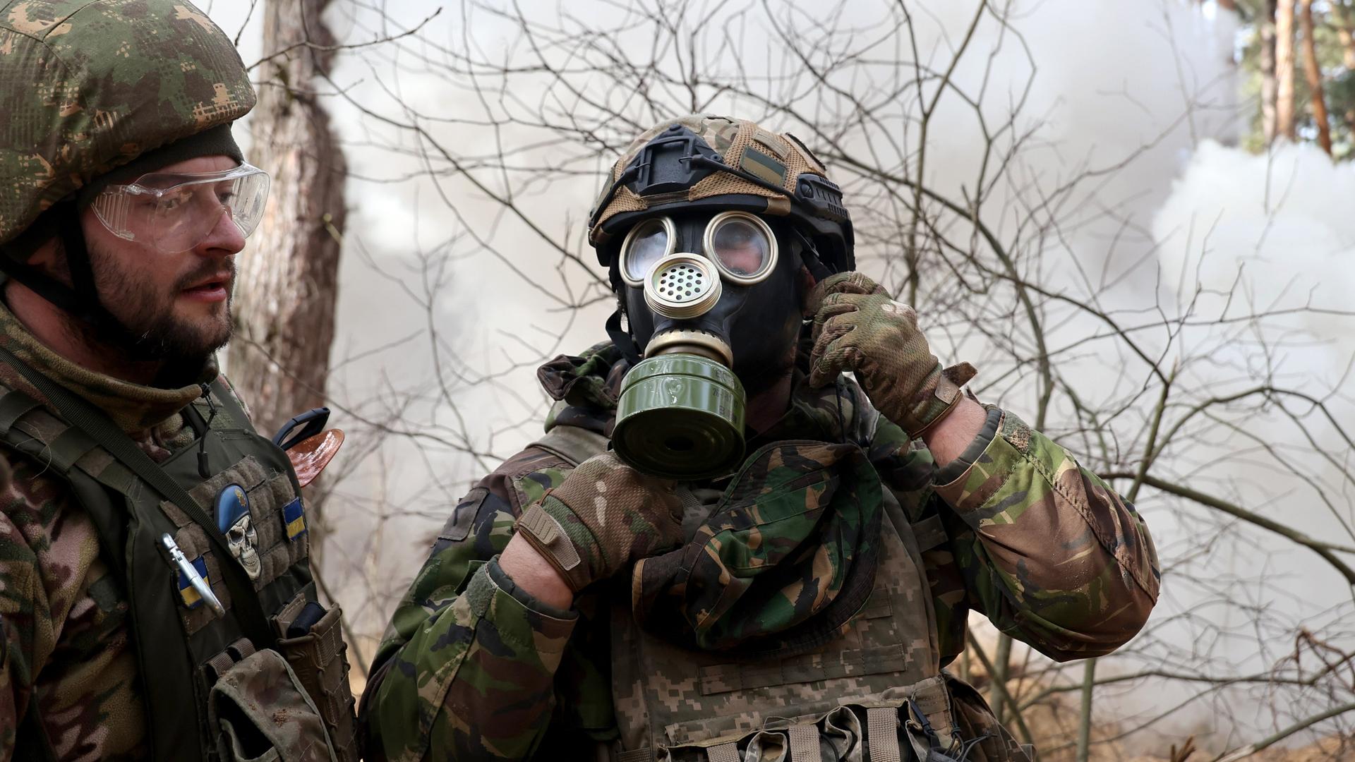 Ukrainische Soldaten in der Region Charkiw, ausgerüstet mit Gasmasken