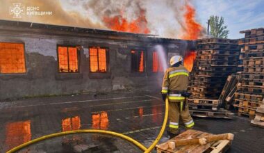 Ukraine unter Dauerfeuer: Ein Feuerwehrmann löscht einen Brand nach einem russischen Luftangriff in der Region Kiew