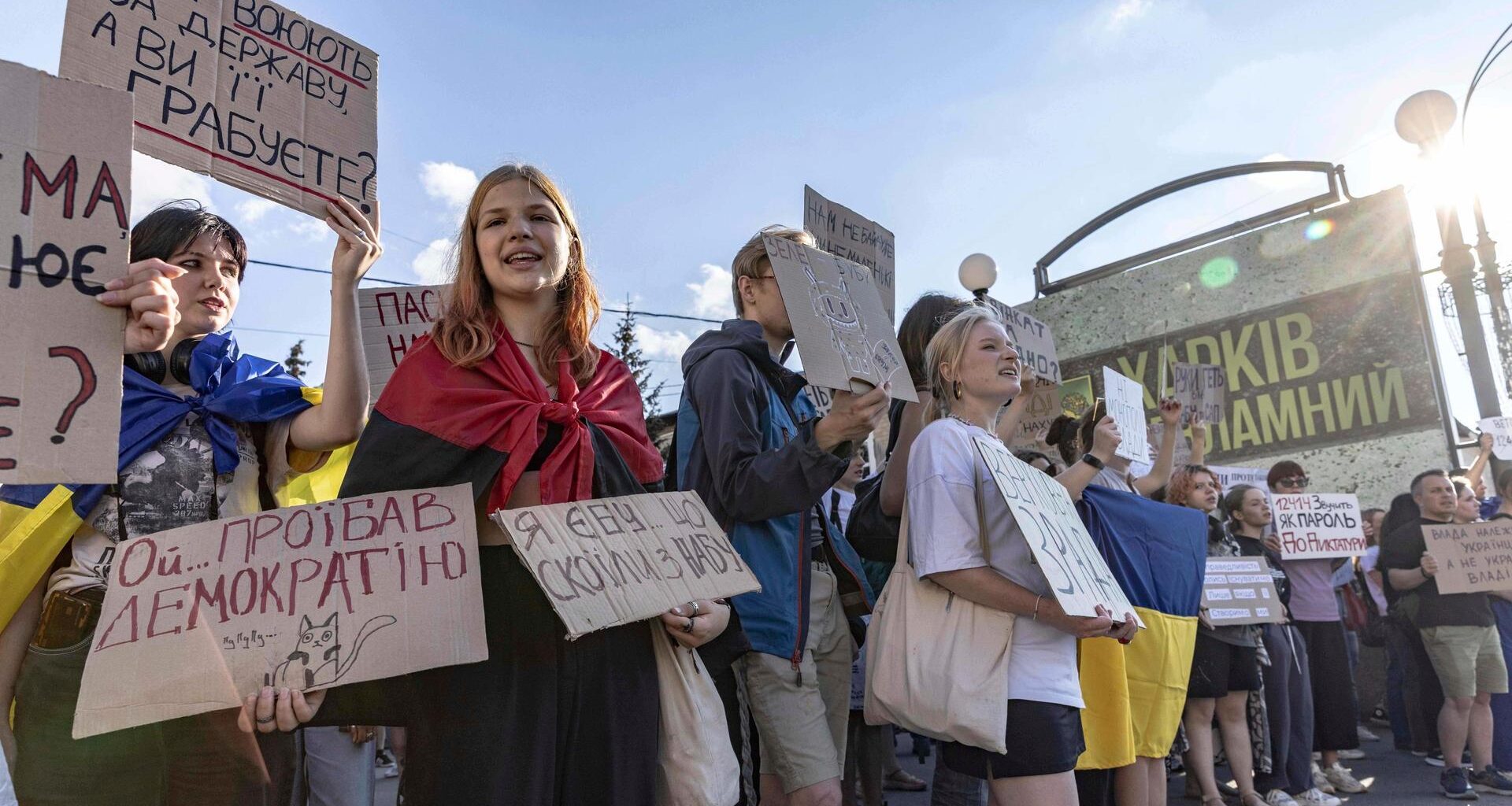 Teilnehmer halten Transparente während einer Demonstration gegen ein Gesetz zur Korruptionsbekämpfung in Charkiw.