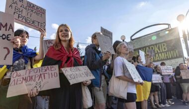 Teilnehmer halten Transparente während einer Demonstration gegen ein Gesetz zur Korruptionsbekämpfung in Charkiw.