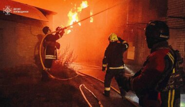 Auf diesem vom ukrainischen Katastrophenschutz zur Verfügung gestellten Foto arbeiten Ersthelfer daran, ein Feuer nach einem russischen Angriff in der Region Kiew zu löschen.