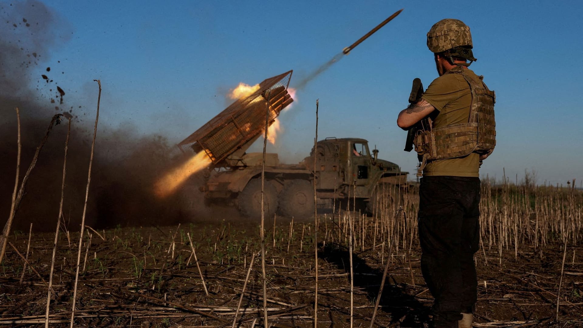 Ukrainische Soldaten feuern einen Mehrfachraketenwerfer auf russische Stellungen an der Front.