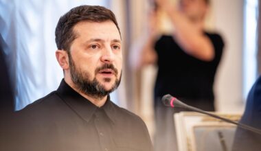 Wolodymyr Selenskyj spricht in ein Mikrofon