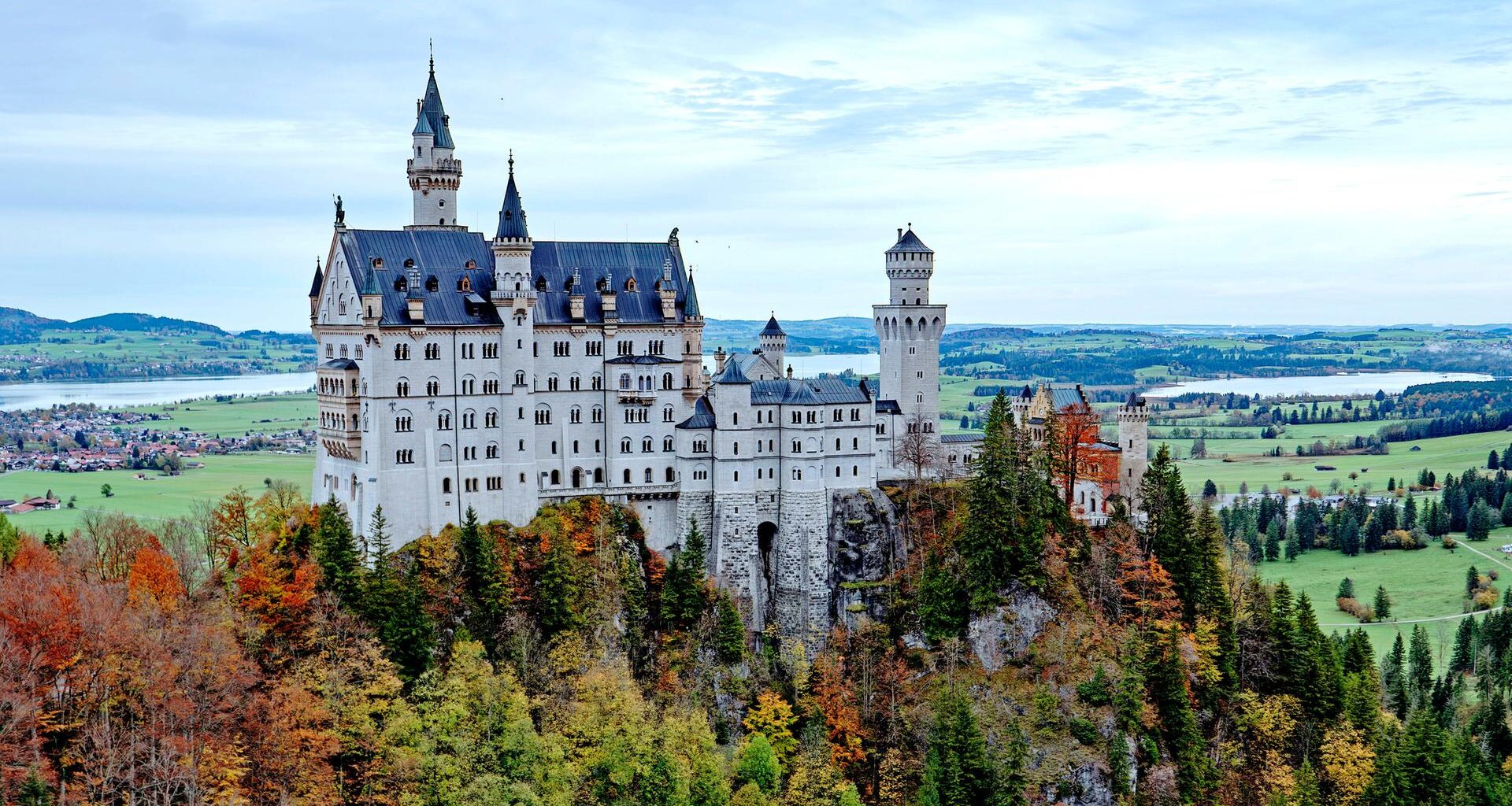 Blick auf das weiß aufragende Schloss Neuschwanstein.