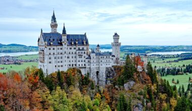 Blick auf das weiß aufragende Schloss Neuschwanstein.