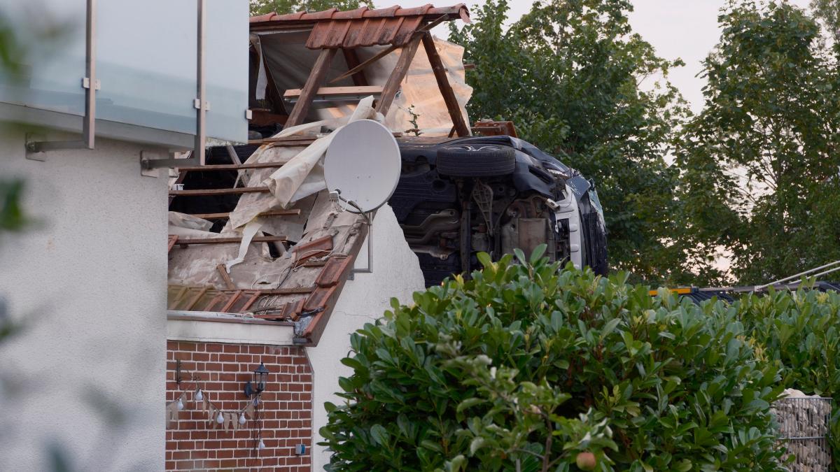 Auto rast durch Garten – Kind schwer verletzt