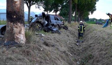 Trümmerfeld und Vollsperrung nach Frontalcrash mit Baum