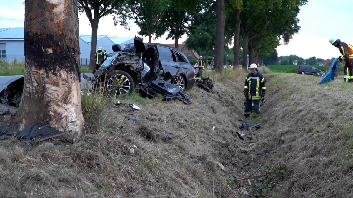 Trümmerfeld und Vollsperrung nach Frontalcrash mit Baum