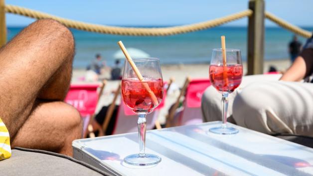 Das Tanzevent findet vor der Beachlounge am Strand von Scharbeutzstatt. 