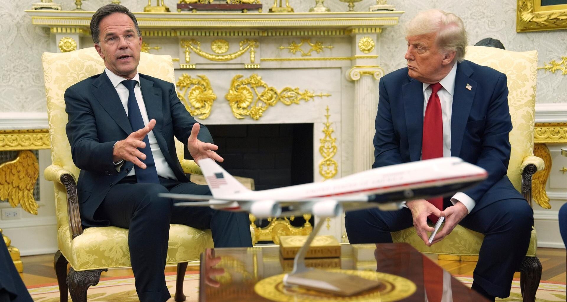 NATO-Generalsekretär Rutte und US-Präsident Trump sitzen im Weißen Haus nebeneinander.