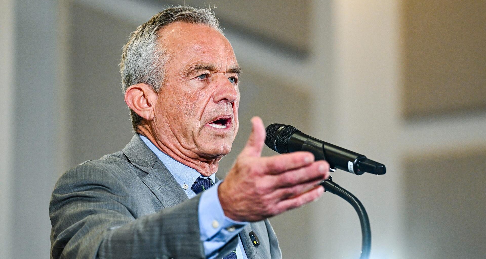 Der US-Gesundheitsminister Robert F. Kennedy Jr. spricht in ein Mikrofon.
