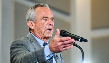 Der US-Gesundheitsminister Robert F. Kennedy Jr. spricht in ein Mikrofon.