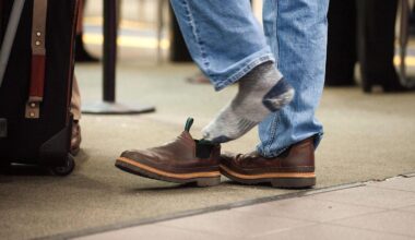 Ein Mann zieht sich bei der Sicherheitskontrolle am Flughafen in den USA die Schuhe aus