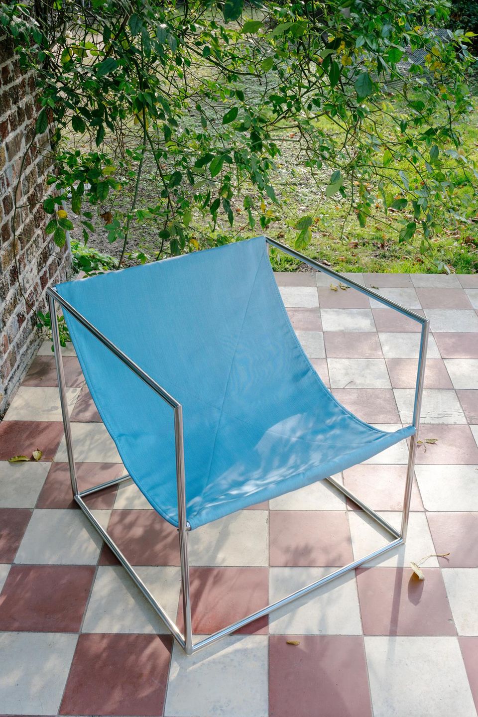 Blauer Outdoor-Stuhl auf einer Terrasse