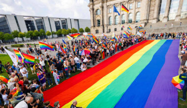 Christopher Street Day: Reaktion auf Klöckner-Entscheid − 400 qm große Regenbogenflagge vor dem Bundestag ausgerollt