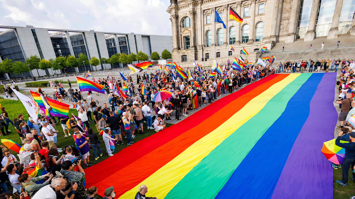 Christopher Street Day: Reaktion auf Klöckner-Entscheid − 400 qm große Regenbogenflagge vor dem Bundestag ausgerollt