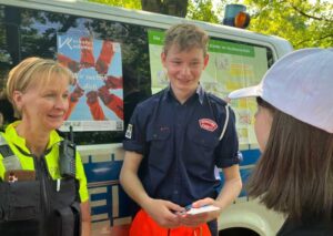 Verkehrskadett und Polizistin bei der Arbeit