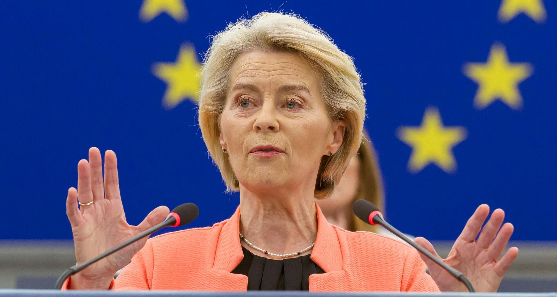 Von der Leyen hält eine Rede während einer Plenarsitzung im Europäischen Parlament. Sie gestikuliert dabei.