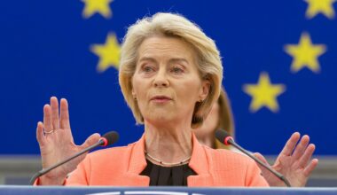 Von der Leyen hält eine Rede während einer Plenarsitzung im Europäischen Parlament. Sie gestikuliert dabei.