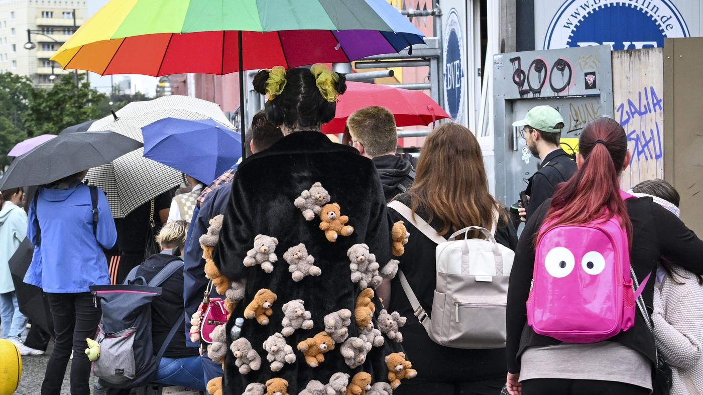 Hunderte stehen vor neuem Labubu-Laden in Berlin an