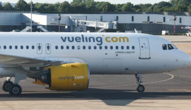 Ein Flugzeug von der Fluggesellschaft Vueling. Auf dem Flugzeug steht in großen Buchstaben "Vueling.com".