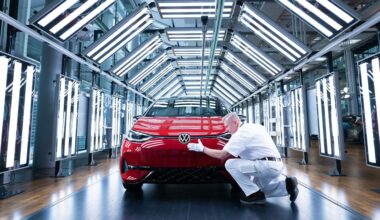 Gewinn von VW bricht um mehr als ein Drittel ein
