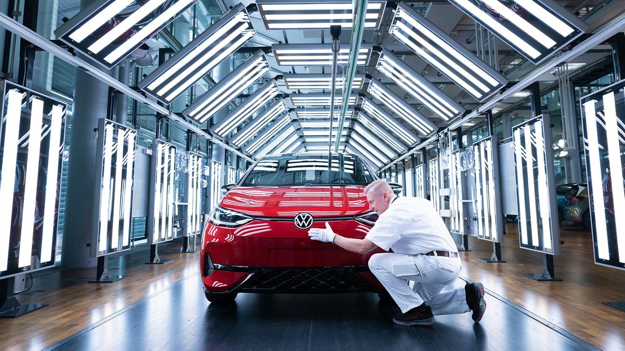 Gewinn von VW bricht um mehr als ein Drittel ein