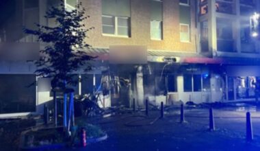 Außenmobiliar gerät in Brand – Polizei räumt Mehrfamilienhaus