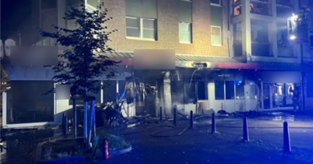 Außenmobiliar gerät in Brand – Polizei räumt Mehrfamilienhaus