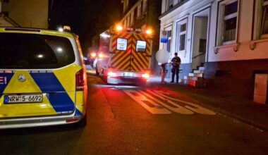 Täter schlagen Mann zusammen und rauben Handy: Vorfall in Wuppertal