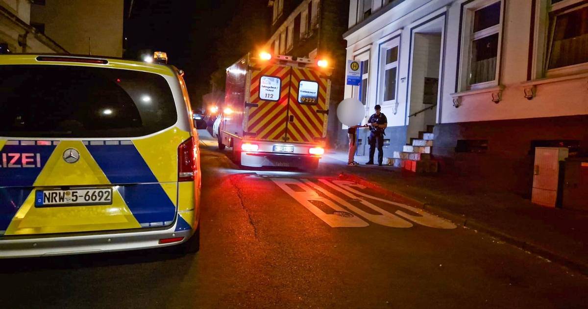 Täter schlagen Mann zusammen und rauben Handy: Vorfall in Wuppertal