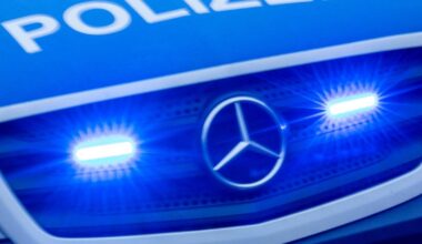 Autofahrer zerstört Ampel in Wuppertal-Ronsdorf und flüchtet
