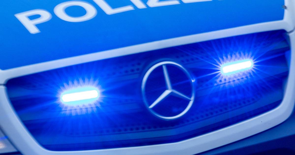 Autofahrer zerstört Ampel in Wuppertal-Ronsdorf und flüchtet