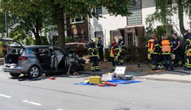 Autofahrer kracht in geparktes Auto: Schwerer Unfall in Wuppertal