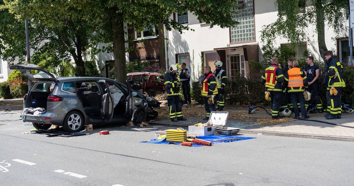 Autofahrer kracht in geparktes Auto: Schwerer Unfall in Wuppertal