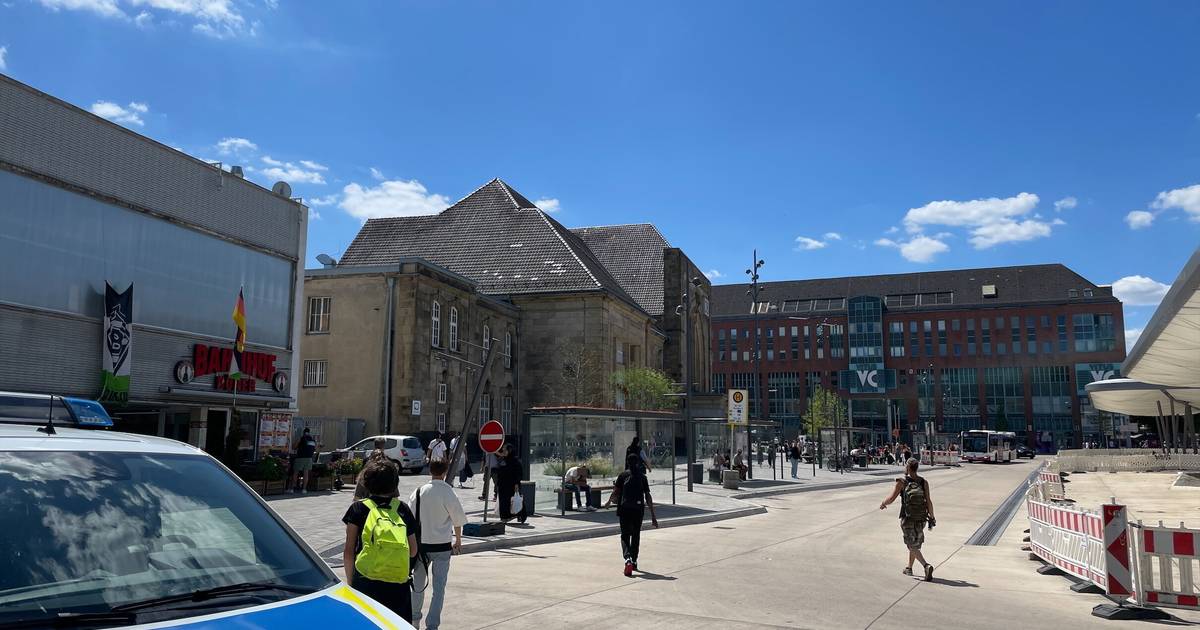 Mann am Hauptbahnhof Mönchengladbach mit Messer bedroht