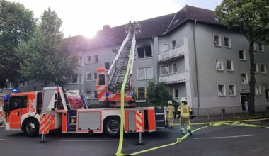 Feuerwehr rettet Menschen nach Wohnungsbrand