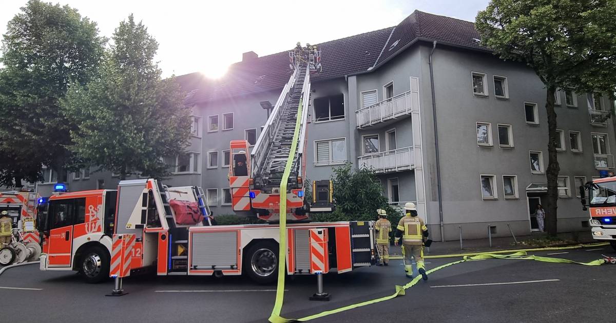 Feuerwehr rettet Menschen nach Wohnungsbrand