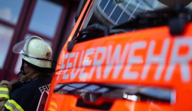 Feuerwehr mit mehr als zehn Fahrzeugen in Gerresheim im Einsatz