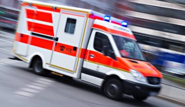 Warum ein Rettungswagen und ein Notfallkrankenwagen in der Stadt stehen
