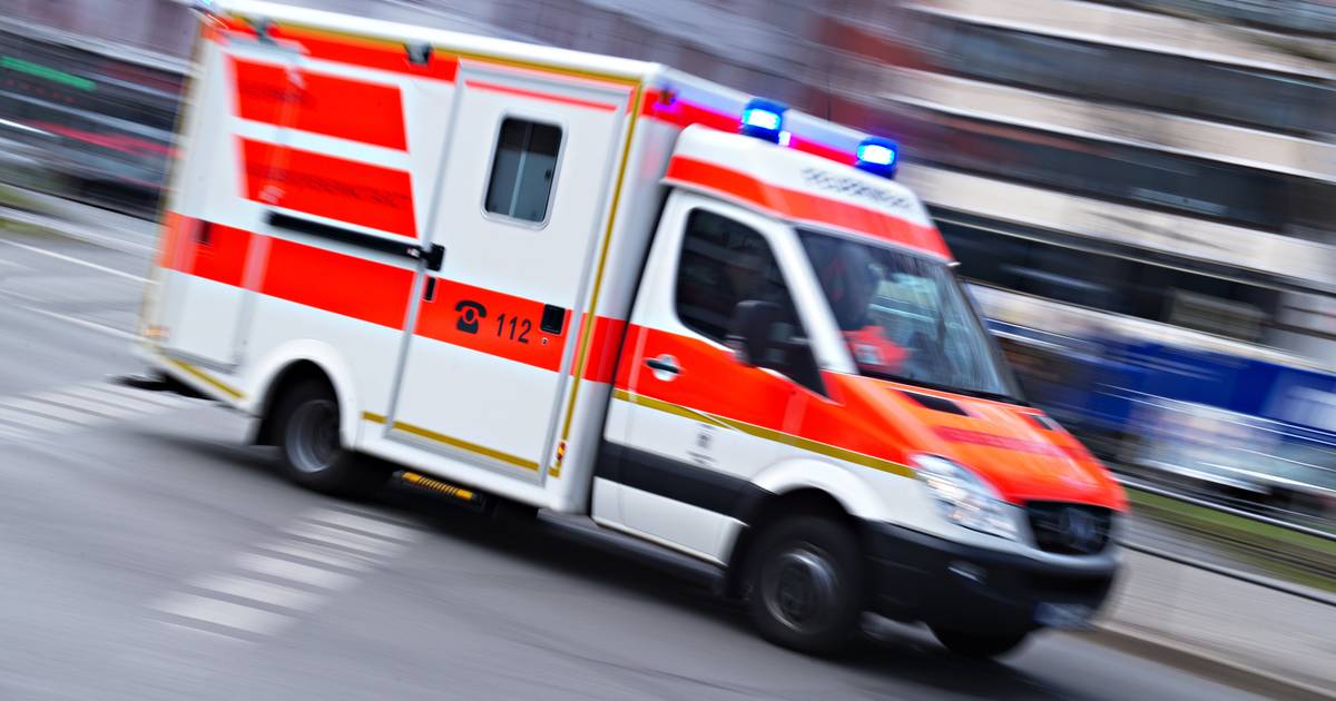 Warum ein Rettungswagen und ein Notfallkrankenwagen in der Stadt stehen