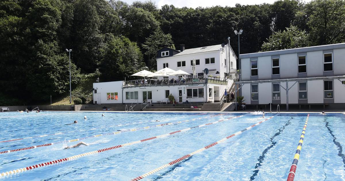 Spitzenspiel und Feier im Wuppertaler Freibad Neuenhof am Donnerstagabend